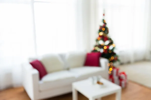 Sala de estar borrada com fundo de árvore de natal — Fotografia de Stock