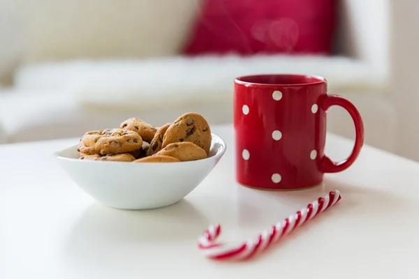 Primer plano de galletas de avena, caramelos de caña de azúcar y taza —  Fotos de Stock