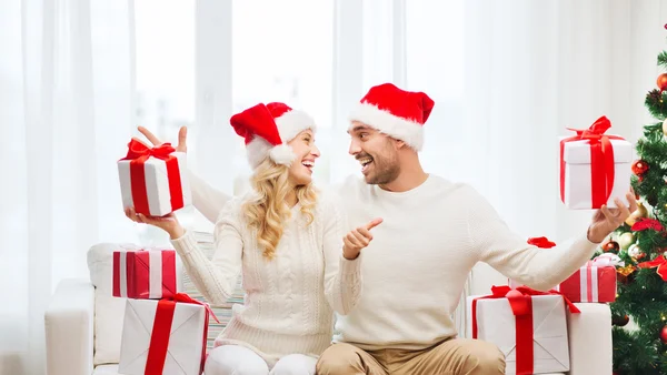 Felice coppia con regali di Natale e pollici in su — Foto Stock