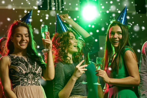 Lachende vrienden met glazen van champagne in club — Stockfoto