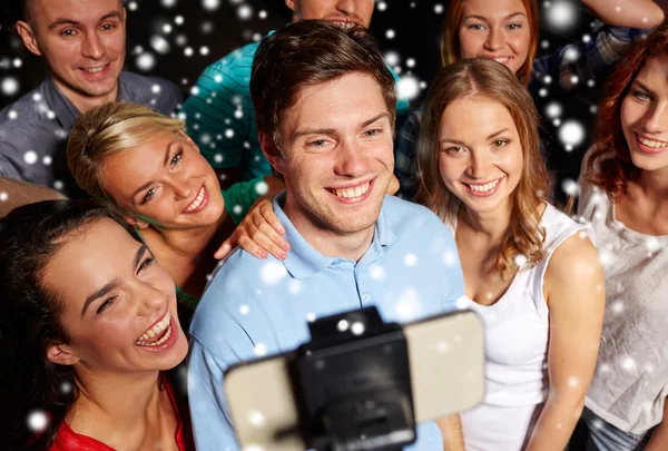 Friends with smartphone taking selfie in club — Stock Photo, Image