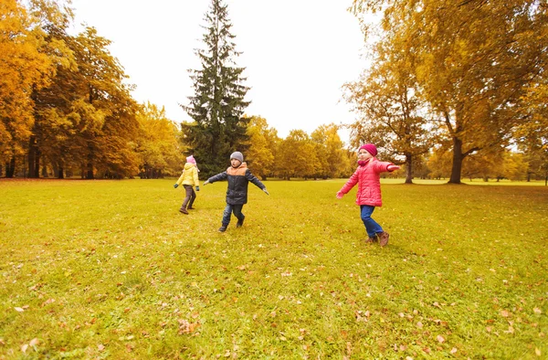 Niños pequeños y felices corriendo y jugando al aire libre —  Fotos de Stock