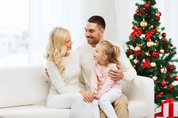 Família feliz em casa com árvore de natal — Fotografia de Stock