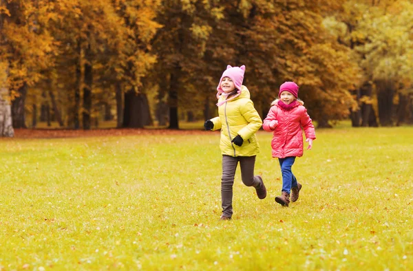 Groep gelukkig weinig meisjes lopen buiten — Stockfoto