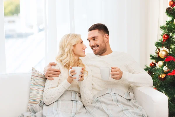 Casal feliz em casa com árvore de natal — Fotografia de Stock