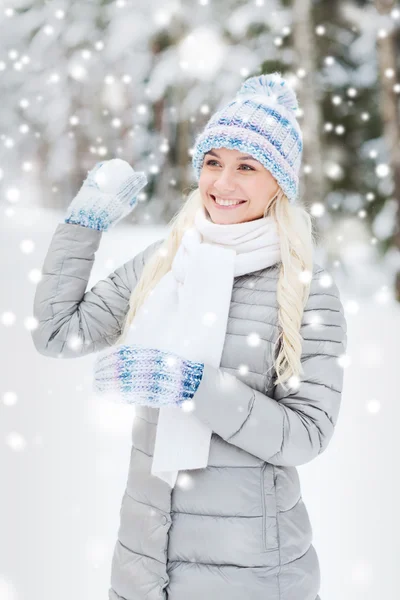 Sorrindo jovem mulher na floresta de inverno — Fotografia de Stock