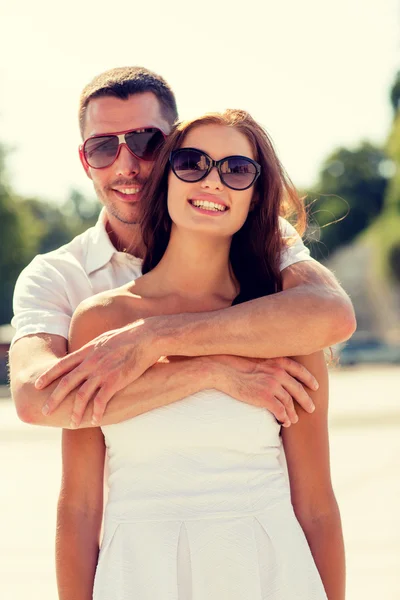 Pareja sonriente en la ciudad — Foto de Stock