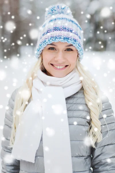 Smiling young woman in winter forest — Stock Photo, Image