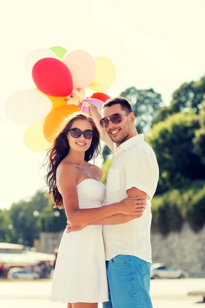 Smiling couple in city — Stock Photo, Image