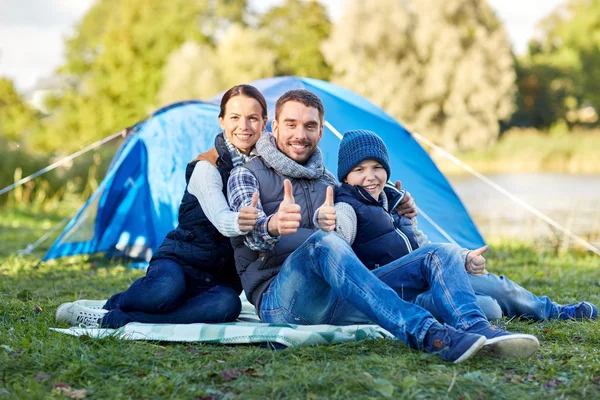 Família feliz com tenda no local do acampamento — Fotografia de Stock