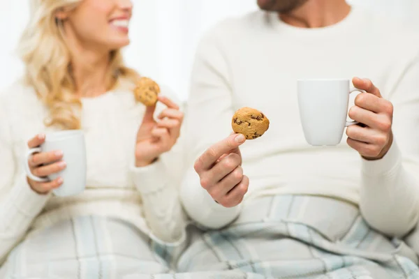 Zblízka šťastnému páru s cookies a čajové šálky — Stock fotografie
