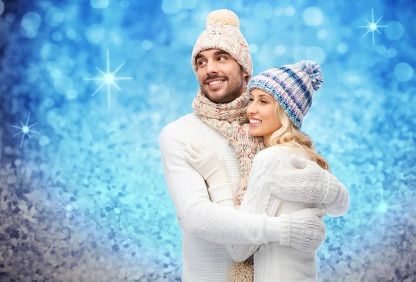 Усміхнена пара в зимовому одязі обіймається — стокове фото