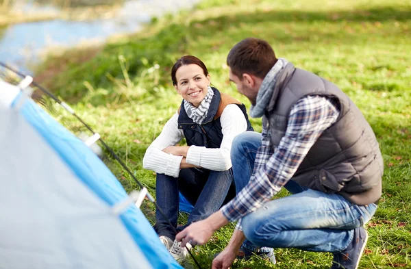 Gelukkige paar openlucht tent opzetten — Stockfoto