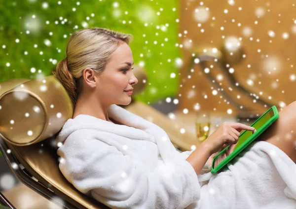 Beautiful young woman with  tablet pc at spa — Stock Photo, Image