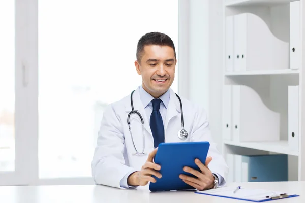 Usmívající se muž doktor v bílém plášti s tablet pc Royalty Free Stock Obrázky