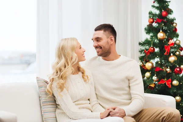 Coppia felice a casa con albero di Natale Immagine Stock