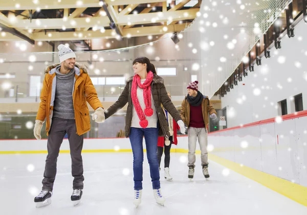 Amis heureux sur la patinoire — Photo