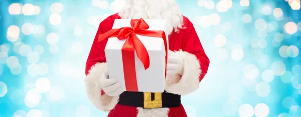 Gros plan de Santa Claus avec coffret cadeau — Photo