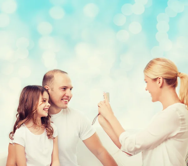 Famiglia felice con macchina fotografica a casa — Foto Stock