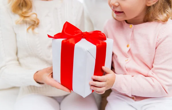 Close up van de moeder en het meisje met de doos van de gift — Stockfoto