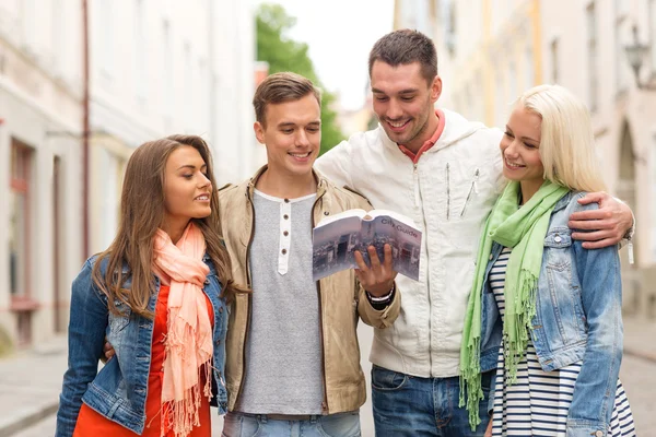 Group of friends with city guide exploring town — Stock Photo, Image