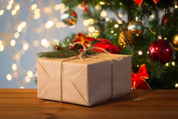 Закрытие рождественского подарка с еловым завтраком — стоковое фото