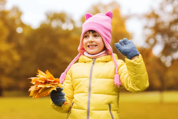 Feliz hermosa niña retrato al aire libre — Foto de Stock