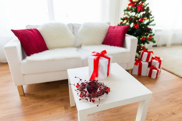 Fechar a caixa de presente de Natal na mesa em casa — Fotografia de Stock