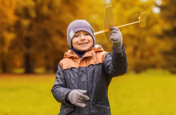 Felice bambino che gioca con aereo giocattolo all'aperto — Foto Stock