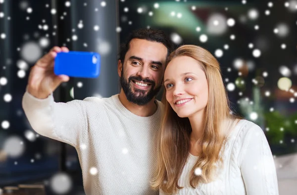 Счастливая пара со смартфоном и кофе в кафе — стоковое фото
