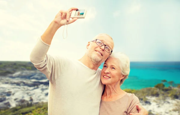 Senior toeristen koppel met de camera fotograferen — Stockfoto