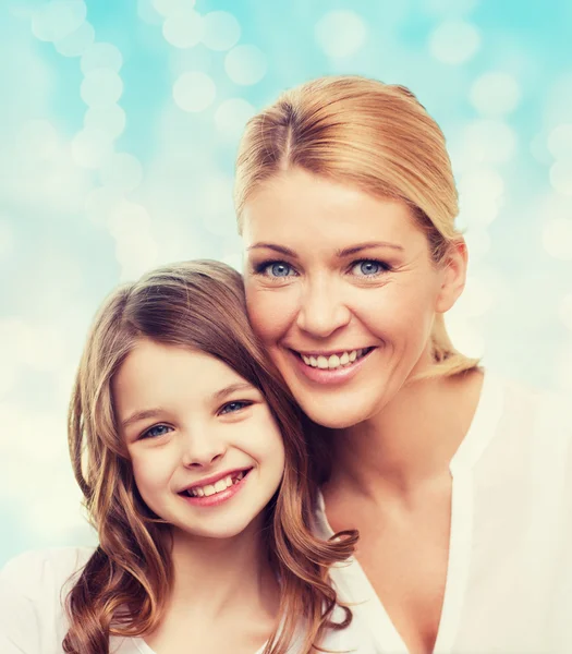 Sorrindo mãe e menina — Fotografia de Stock