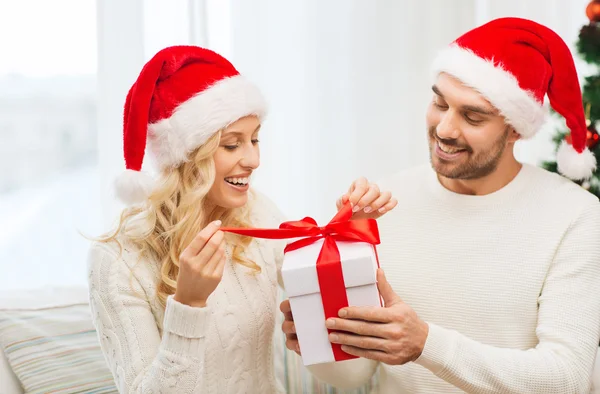 Feliz pareja en casa con caja de regalo de Navidad —  Fotos de Stock