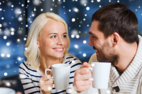 Gelukkige paar vergadering en het drinken van thee of koffie — Stockfoto