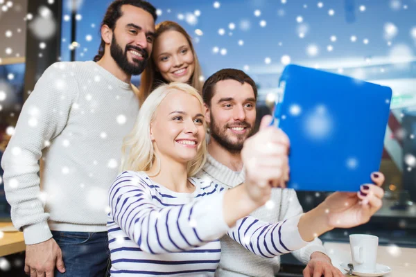 Amigos felices con la tableta pc tomando selfie en la cafetería —  Fotos de Stock