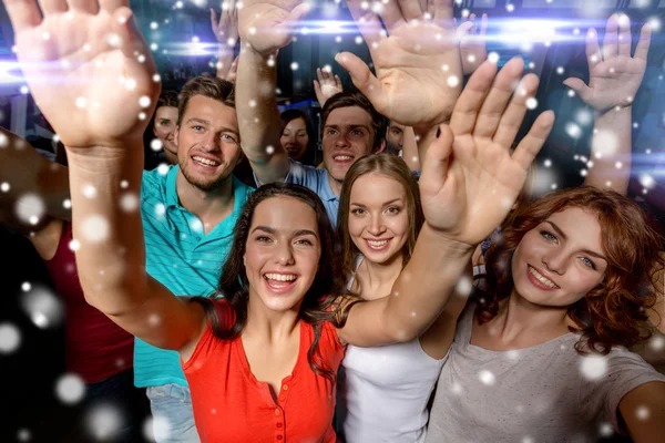 Mujeres sonrientes bailando en el club — Foto de Stock