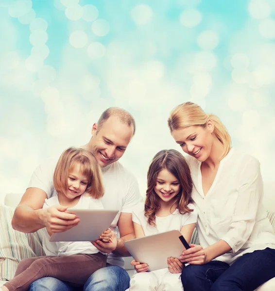 Família feliz com computadores tablet pc — Fotografia de Stock