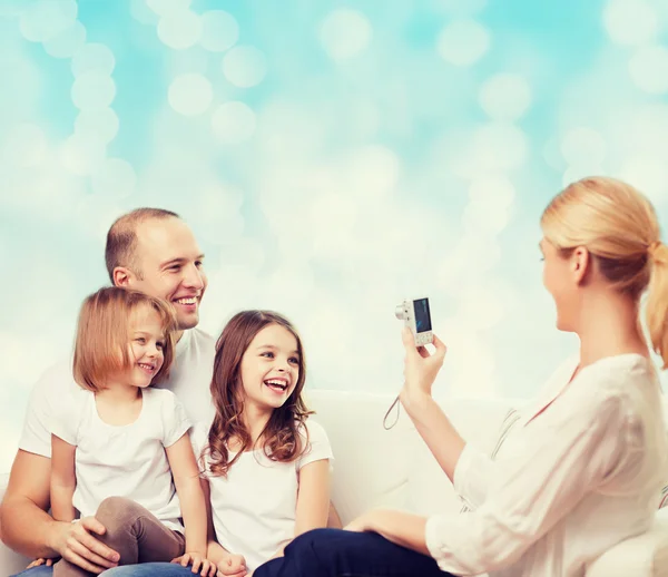 Famiglia felice con macchina fotografica a casa — Foto Stock