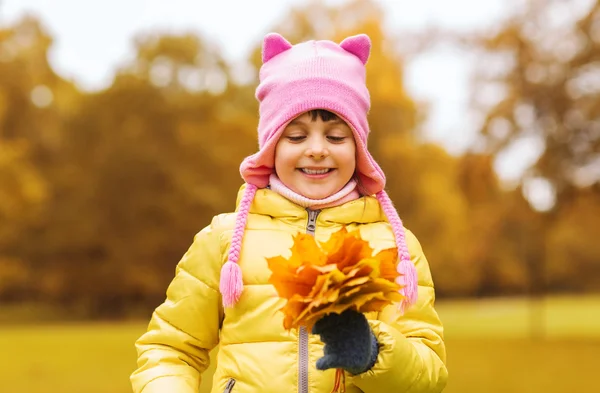 Joyeux beau portrait de petite fille en plein air — Photo