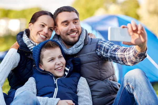 Familj med smartphone med selfie på campingen — Stockfoto