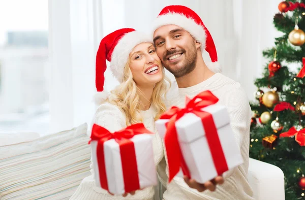 Casal feliz em casa com caixas de presente de Natal — Fotografia de Stock