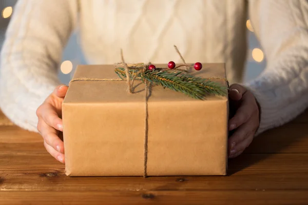 Gros plan de la femme avec cadeau ou colis de Noël — Photo