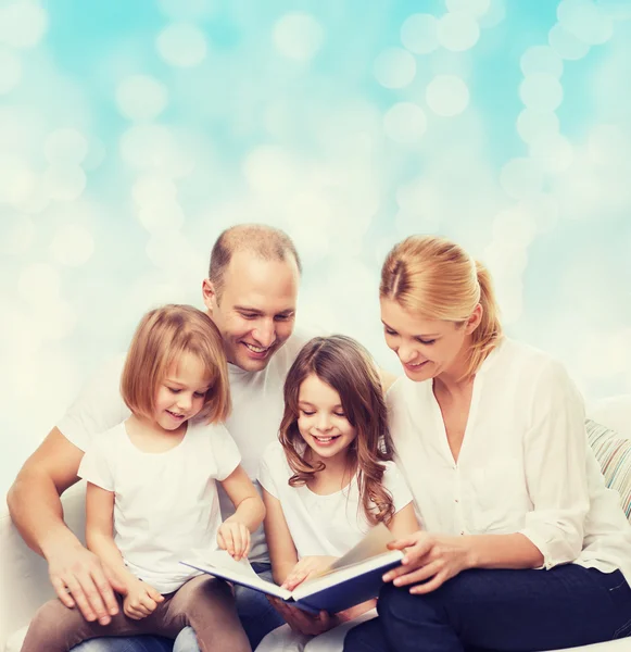 Familia feliz con libro en casa — Foto de Stock
