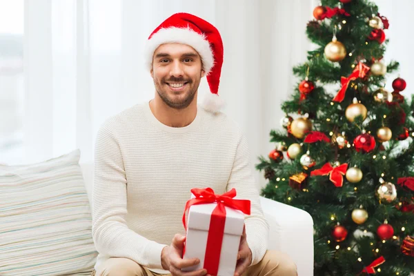 Glücklicher Mann mit Weihnachtsgeschenkschachtel zu Hause — Stockfoto