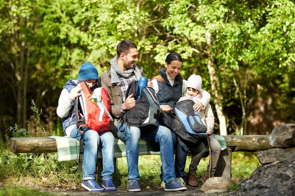 Famille heureuse avec sacs à dos et thermos au camp — Photo