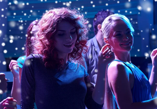 Gruppe fröhlicher Freunde tanzt in Nachtclub — Stockfoto