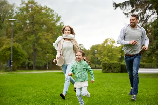 Familia feliz caminando en el parque de verano —  Fotos de Stock