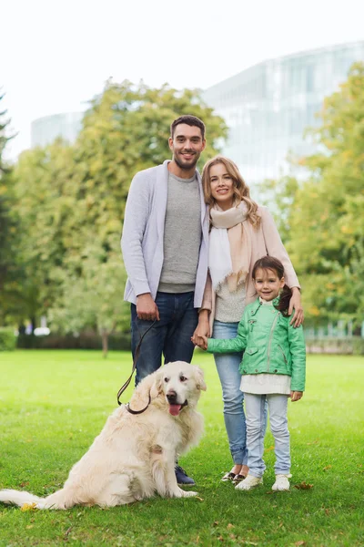 Ευτυχισμένη οικογένεια με Λαμπραντόρ Retriever Dog στο πάρκο — Φωτογραφία Αρχείου