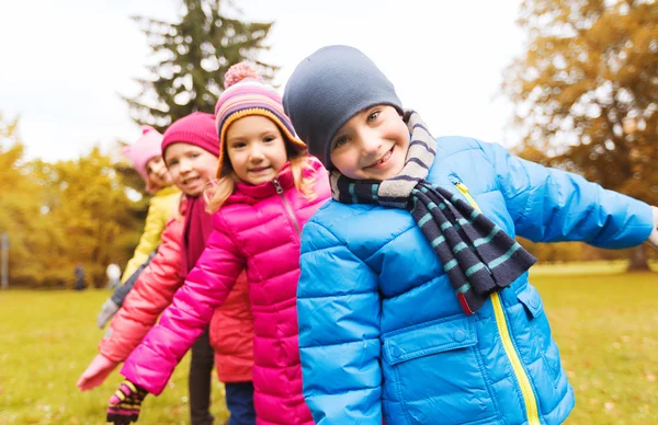 Gruppo di bambini felici che si divertono nel parco autunnale — Foto Stock