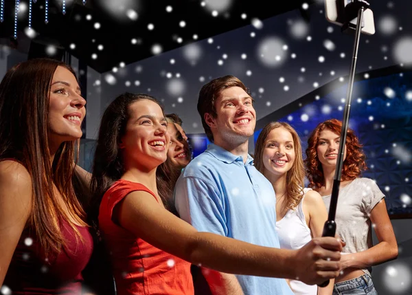 Amici con smartphone scattare selfie nel club — Foto Stock